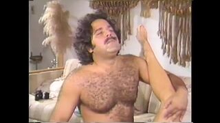 Ron Jeremy hatalmas seggét nyalja le a tapasztalt nő a retró szopós jelenetben Once Upon a Time in America 3. részében