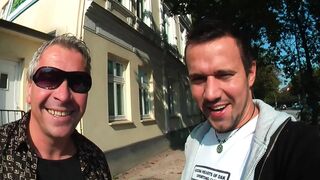 Forró mellű MILF szexterapeuta mohón szívja a vastag farkat POV-ban