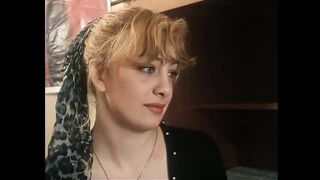 Szőke csöcsös cicik nedves puncijával nyalakodnak óriás farok retro stílusban