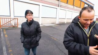 Milf dagadt cicijével torkig veszi a vastag farkat a kocsiban, miközben a punciját ujjazzák