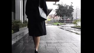 Idős fekete hajú nő nyalókázza és mélyen szívja a családi hímeket egy közös édes hármasban