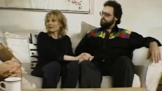 Férj nézi, ahogy idegen férfi dugja a feleségét a retro MILF hármasban