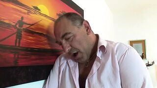 Roberto Malone vastag farkát ízlelgeti a kíváncsi amatőr lány a La Figlia Prediletta 4. részben retró hangulatban