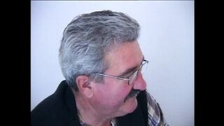 Dús keblű MILF dupla behatolást él át két hatalmas faroktól és élvez a puncijára