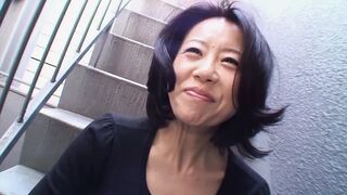 Szőrös japán nagymama nedves ázsiai puncija keményen megdolgozva