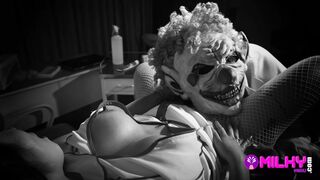 Nagy fenekű latin csaját durván cibálják a rettenetes klinikára Halloweenkor