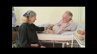 Carmen Blue a forró ápolónőkkel: nagyi és milf hármasban cumizik és masztizik
